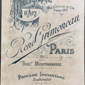 Verso da foto de Luiz Estevão mostra o logotipo do Studio Fotográfico de René Grimoneau em Paris - Boulevard Montparnasse,151