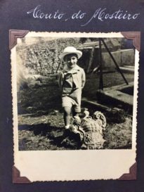 Foto do menino Domingos Aguirre Perdigão no Couto do Mosteiro , Portugal em 1942